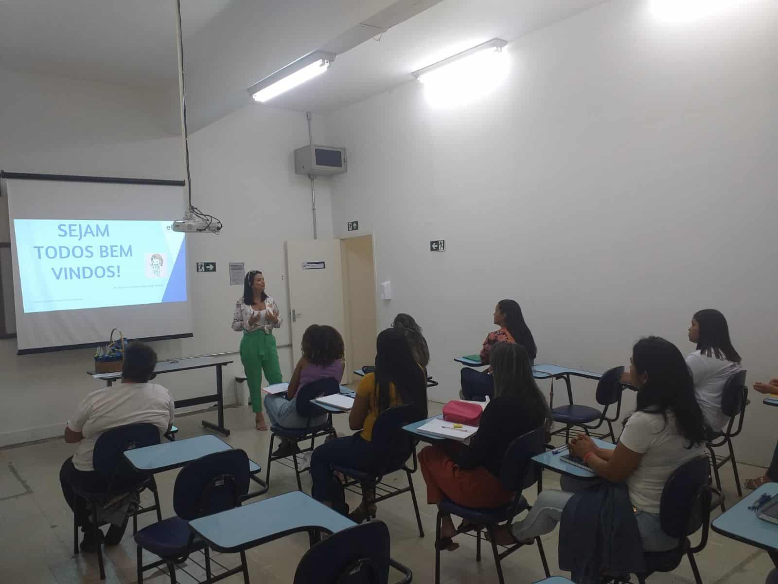 Sala de aula da Eteit recepcionando alunos para novo semestre
