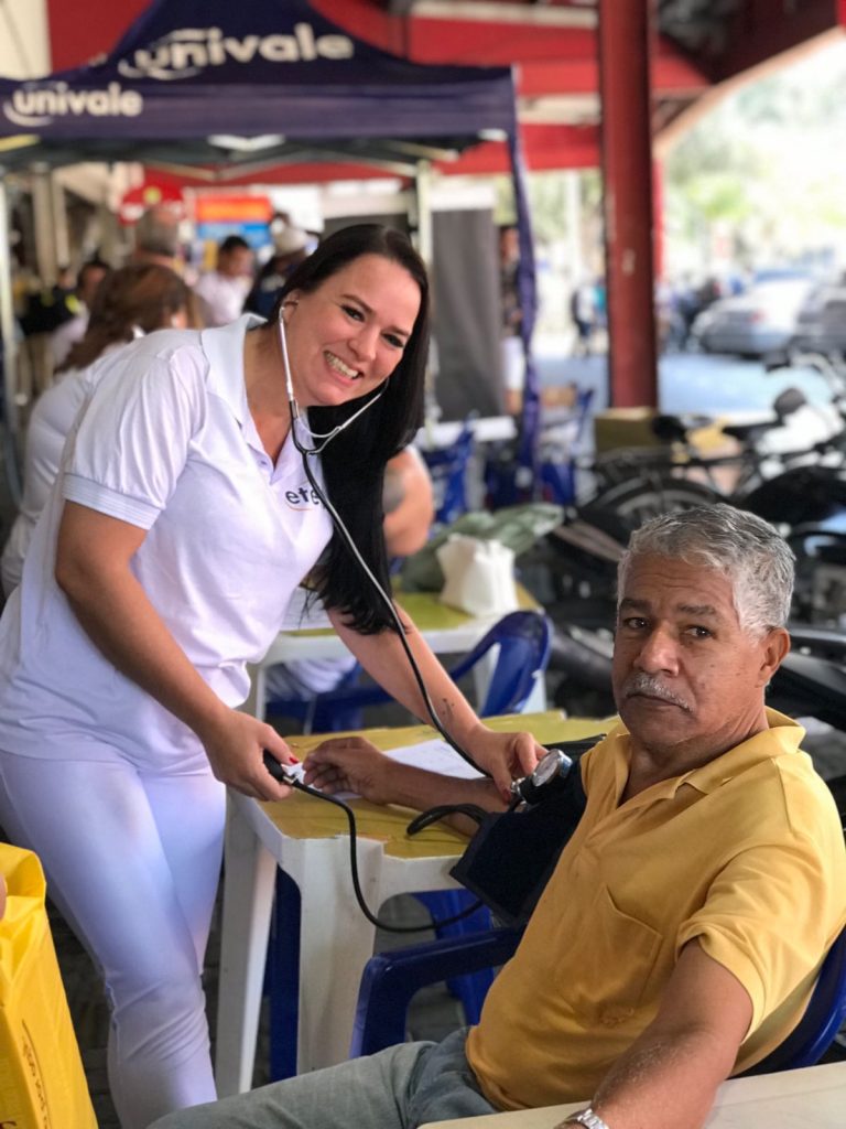 Ação do Dia do Técnico em Enfermagem atende 500 pessoas no Mercado Municipal 1 atendimentos à população no Mercado Municipal de Governador Valadares