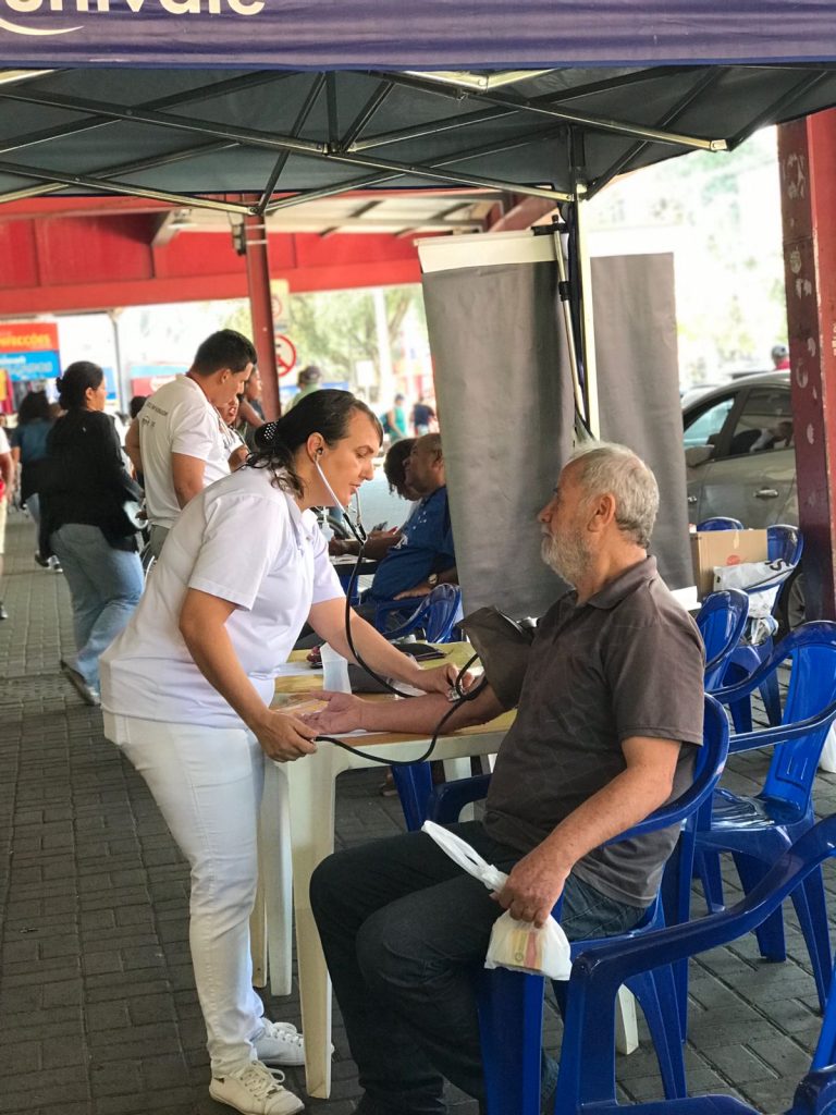 Ação do Dia do Técnico em Enfermagem atende 500 pessoas no Mercado Municipal 2 atendimentos à população no Mercado Municipal de Governador Valadares