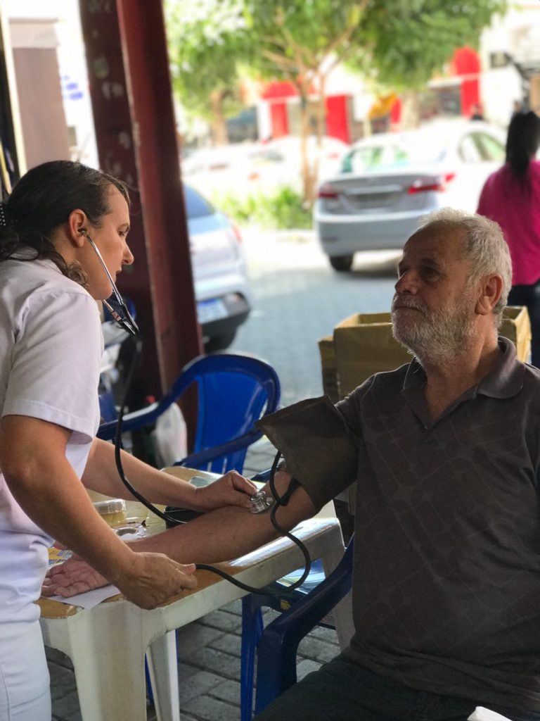 Ação do Dia do Técnico em Enfermagem atende 500 pessoas no Mercado Municipal 3 atendimentos à população no Mercado Municipal de Governador Valadares
