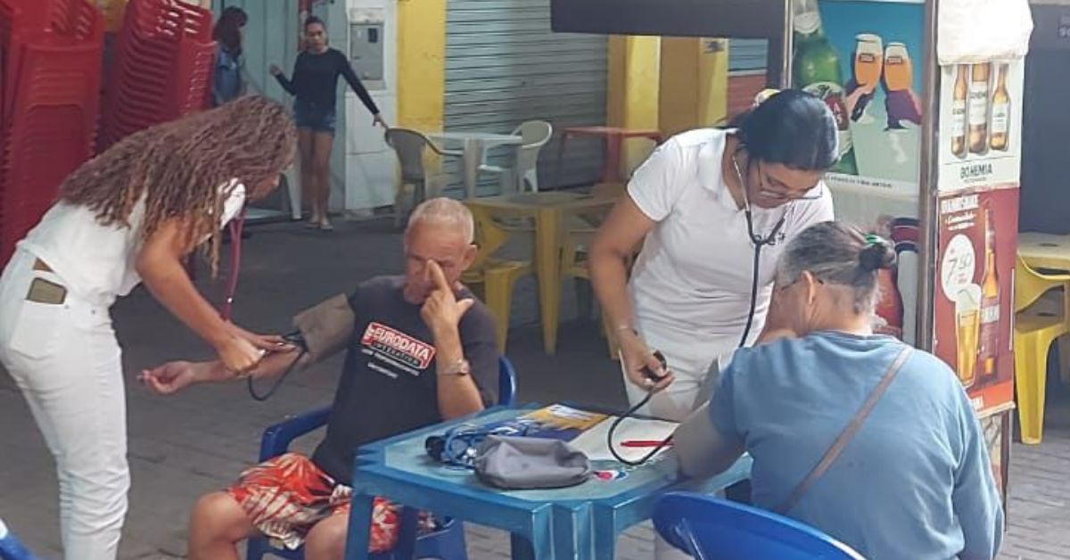 Alunos do curso técnico em Enfermagem da Eteit realizam atendimentos à população no Mercado Municipal de Governador Valadares